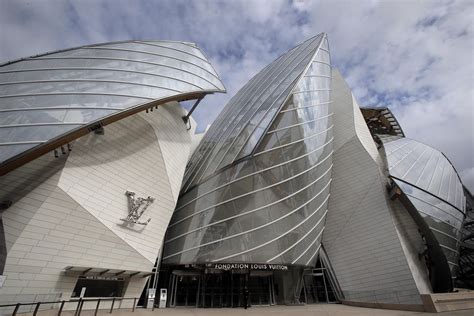 sculptures in foundation louis vuitton|fondation louis vuitton location.